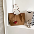 Borsa tote in ecopelle scamosciata marrone con ciondolo in pelliccia in stile minimalista - Marrone con ciondolo