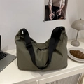 Minimalistische grüne Nylon-Tragetasche mit verstellbarem Riemen und großem Fassungsvermögen - Grün