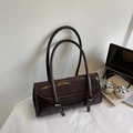 Sac baguette en cuir ciré marron foncé avec boucle argentée et fine bandoulière - Marron