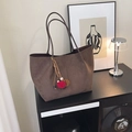 Borsa tote capiente in finta pelle scamosciata marrone scuro con ciondolo a pompon morbido - Caffè con Ciondolo