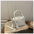 Minimalistische witte en beige crossbodytas met handvatten en gouden belettering - Witte Patchwork Stijl (2037)