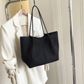 Grande borsa tote nera minimalista in camoscio opaco per uso casual a spalla urbana - Nero senza Ciondolo
