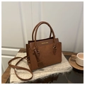 Elegante donkerbruine leren handtas met gouden letters en een handige schouderriem - Donkerbruine Patchwork Stijl (2037)