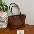 Dettaglio borsa tote in pelle scamosciata marrone con cuciture a rombi e borchie dorate - Marrone