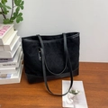 Dettaglio della borsa shopper trapuntata nera con contrasti e base in ecopelle - Nero