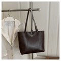 Detalle de bolso tote marrón oscuro con texto de moda y cuero sintético con pliegues - Marrón