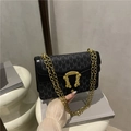 Elegante borsa a tracolla nera monogrammata con catena dorata e fibbia vintage - Nero