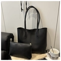 Detalle del bolso tote negro minimalista con textura mate y estuche interior a juego - Negro