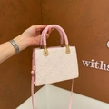 Umhängetasche in Rosa und Weiß mit Blumenprägung und gewebtem Griff für Damen - Rosa