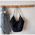 Schwarze Shopper-Tasche aus Wildleder mit schmalen Trägern in minimalistischem Stil - Schwarz