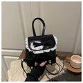 Dettaglio mini zaino in pelle verniciata nera con pizzo bianco e decorazione a fiocco - Nero