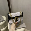 Borsa a tracolla alla moda bianca e nera con motivo M e catena dorata lucida - Bianco