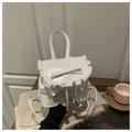 Dettaglio dello zaino in pelle PU bianca con bordo in pizzo e fiocco in stile elegante - Bianco