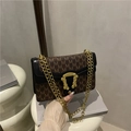 Borsa a tracolla monogramma marrone con patta nera e chiusura barocca dorata incisa - Marrone