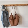 Dunkelbraune Shopper-Tasche aus Wildlederimitat mit passendem Mini-Beutelanhänger - Braun
