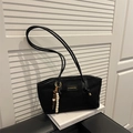 Borsa tote minimalista in tela nera con logo dorato e nappa di perline creativa - Nero con ciondolo