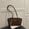 Borsa tote retrò marrone scuro in finto camoscio con tracolla sottile e ciondolo di perle - Caffè con Ciondolo