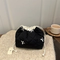 Bolsa acolchada negra con cordón ajustable decorada con bordado de lazos blancos suaves - Negro