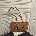Borsa tote in camoscio marrone con spalline lunghe e ciondolo con perline di legno - Marrone con ciondolo