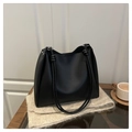 Detalle del bolso tote de PU negro con diseño de nudo en la correa de hombro - Negro