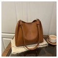 Detalle del bolso tote de cuero PU marrón con asa anudada en un ambiente de estilo de vida - Marrón