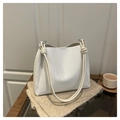 Detalle de bolso tipo cubo blanco en piel PU con nudos decorativos sobre punto - Blanco