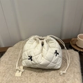 Bolsa beige acolchada con cordón y bordado de lazos negros en nailon ligero - Blanco