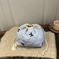 Bolsa acolchada azul claro con cordón y bordados de lazos negros sobre punto - Azul