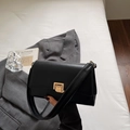 Elegante schwarze matte Leder-Schultertasche mit goldener quadratischer Schnalle - Schwarz