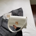 Minimale weiße Leder-Handtasche mit goldenem Metallverschluss für die Herbstmode 2025 - Gebrochenes Weiß