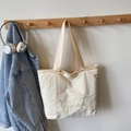 Bolso tote de lona crema con bordados de corazones y estrellas para uso escolar diario - Blanco Roto
