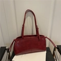 Retro tiefrote Schultertasche aus Kunstleder mit Ziernähten und verstellbaren Riemen - Rot