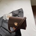 Retro dunkelbraune Leder-Umhängetasche mit goldener Metallschnalle und breitem Gurt - Braun