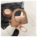 Borsa a mano trapezoidale beige minimalista con fibbia dorata e tracolla sottile - Cachi