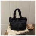 Borsa tote trapuntata nera con motivo a cuore, coulisse e manici morbidi imbottiti - Nero