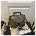 Dettaglio della borsa vintage in similpelle verde con chiusura in metallo e texture - Verde