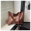 Bolso tote vintage de cuero PU marrón con estuche de cremallera a juego y acabado brillo - Marrón
