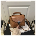 Dettaglio della borsa vintage marrone con chiusura girevole in argento e manico - Marrone
