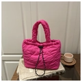 Borsa tote trapuntata rosa acceso con motivi a cuore e chiusura a coulisse in nylon - rosa acceso