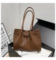 Detalle del tejido trenzado marrón y hebilla metálica en un bolso tote elegante - Marrón