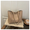 Detalle del bolso tote de cuero beige con elegante inscripción dorada Fashion & Bags - Caqui