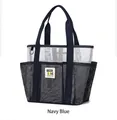 Detail van marineblauwe en witte mesh strandtas met merklogo-patch en multi-pocket design - Marineblauw