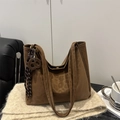Sac cabas marron foncé à motif léopard avec pendentif vintage et longues bandoulières - Marron (Avec Pendentif)