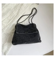 Nahaufnahme der dunkelgrauen Jeans-Kettentasche mit Metallschnalle und Textur - Schwarz