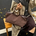 Bolso tote grande marrón mate en banco de madera con hojas de otoño para el trabajo - Marrón
