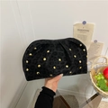 Clutch mit Leopardenmuster, Goldnieten und Plissee-Design in einer Lifestyle-Umgebung - Schwarz