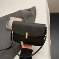 Borsa a tracolla rettangolare nera con fibbia dorata e manico superiore spesso - Nero