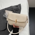 Elegante borsa a tracolla in pelle crema con fibbia dorata e tracolla a catena fine - Bianco Sporco
