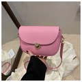 Dettaglio della borsa a tracolla rosa in pelle martellata con fibbia dorata - Rosa