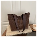 Borsa tote retrò marrone con stampa leopardata, dettagli nappe e texture chic - Marrone